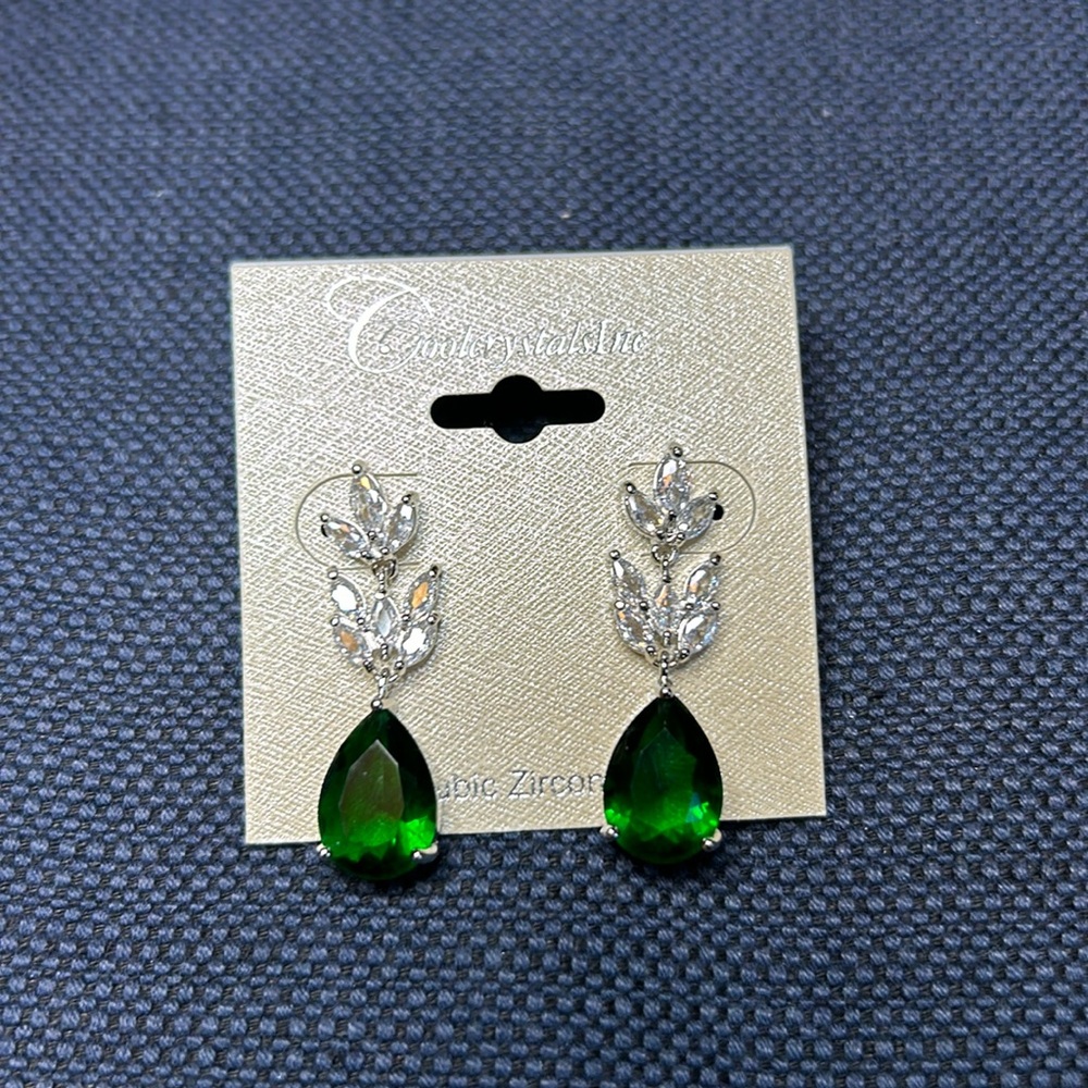 Gorgeous Green and clear Crystal formal drop earrings, pierced, New, 1 1/4”
